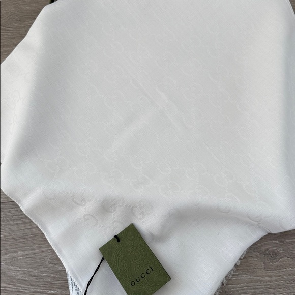 Gucci GG White Logo Scarf NWT - Picture 8 of 11